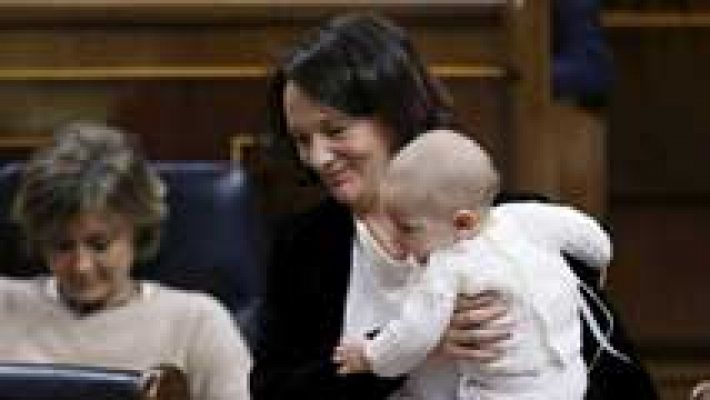 El bebé de Carolina Bescansa acapara la atención en el primer día de la legislatura