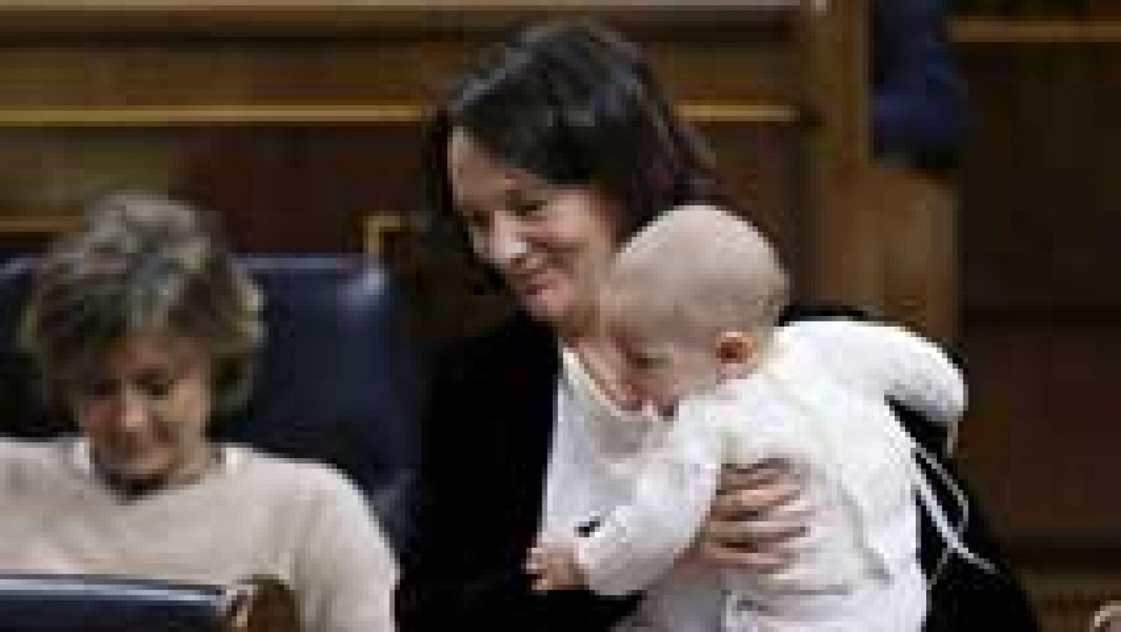 El bebé de Bescansa acapara la atención en el primer día de la legislatura