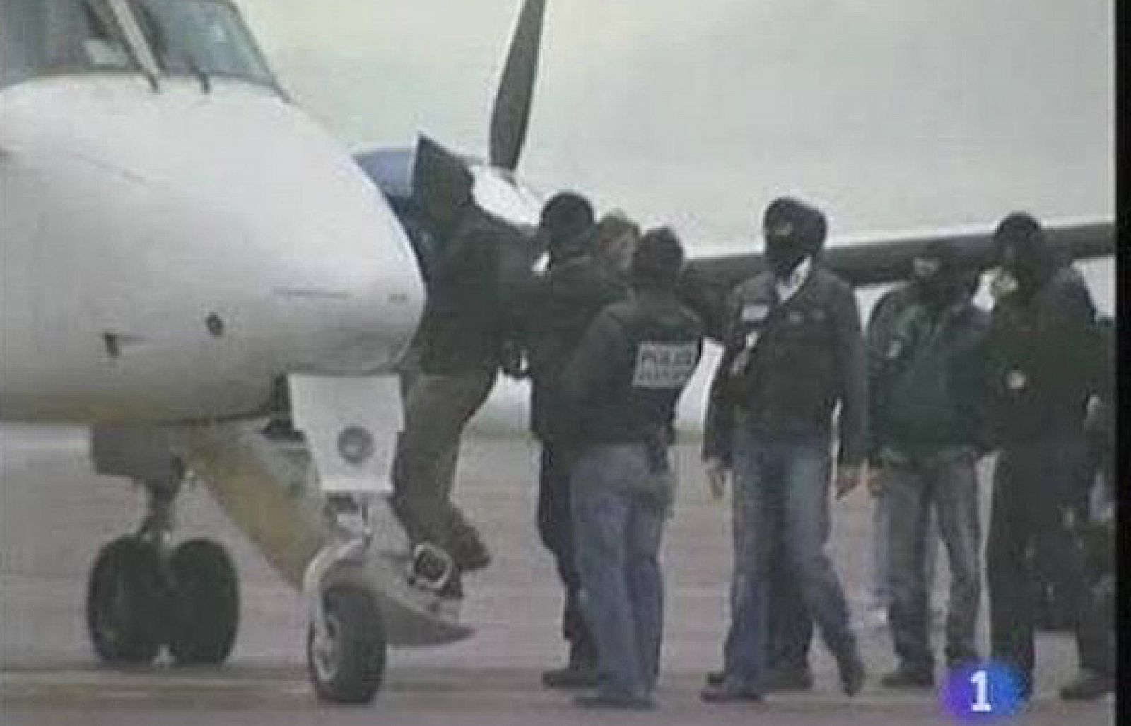 Hace cuarenta horas que la policía detuvo al presunto jefe militar de ETA, Txeroki. Desde entonces lo han trasladado a Bayona y a París, y por lo poco que hemos podido verle la cara sabemos que su aspecto ha cambiado bastante en los últimos años. (18/11/08).