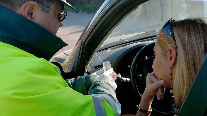 Telediario 1 - Cuatro de cada diez menores de 30 años reconoce haber conducido tras beber