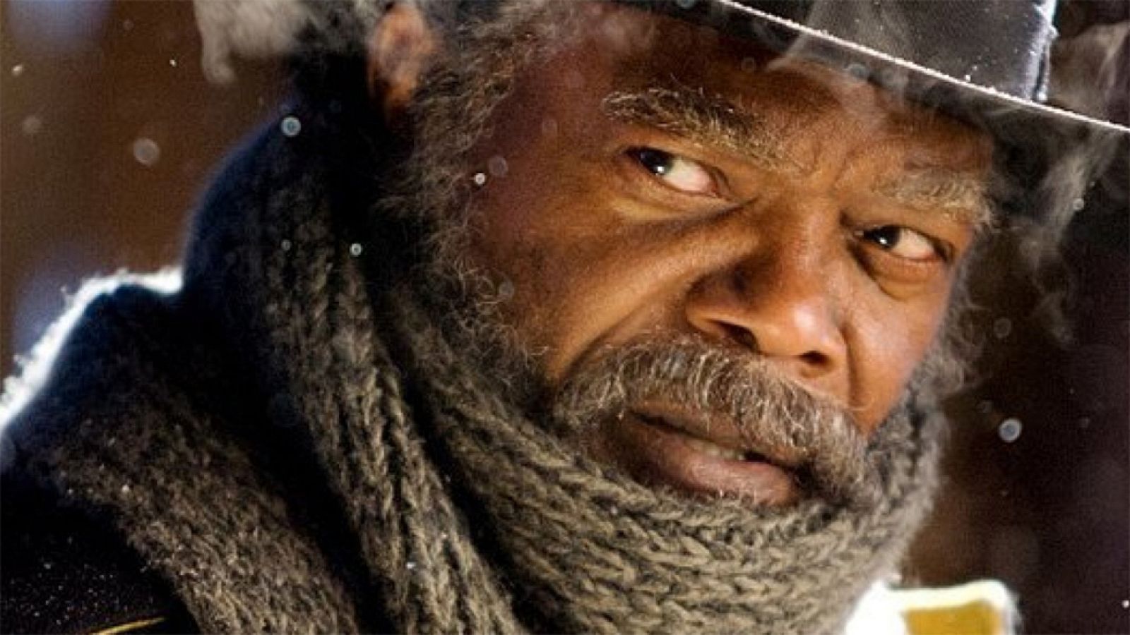 Seis, ocho o doce años después de la Guerra de Secesión, una diligencia avanza a toda velocidad por el invernal paisaje de Wyoming. Los pasajeros, el cazarrecompensas John Ruth (Kurt Russell) y su fugitiva Daisy Domergue (Jennifer Jason Leigh), intentan llegar rápidamente al pueblo de Red Rock, donde Ruth, conocido en estos lares como ¿el Verdugo¿, entregará a Domergue a la justicia. Por el camino, se encuentran con dos desconocidos: el mayor Marquis Warren (Samuel L. Jackson), un antiguo soldado negro de la Unión convertido en cazarrecompensas de mala reputación, y Chris Mannix (Walton Goggins), un renegado sureño que afirma ser el nuevo sheriff del pueblo. Como una ventisca está a punto de alcanzarlos, Ruth, Domergue, Warren y Mannix se refugian en la Mercería de Minnie, una parada para diligencias de un puerto de montaña. 