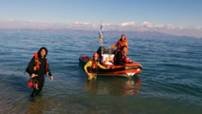 Tres bomberos españoles que rescatan a refugiados en Lesbos, detenidos por la Guardia costera griega