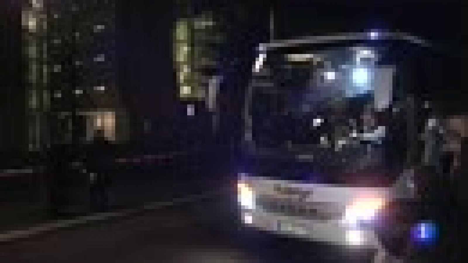 Un político bavaro lleva 30 refugiados ante la cancillería alemana para protestar por las políticas de asilo de Merkel