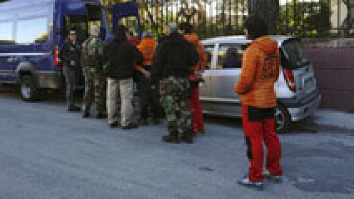 Los españoles detenidos en Lesbos duermen en el calabozo