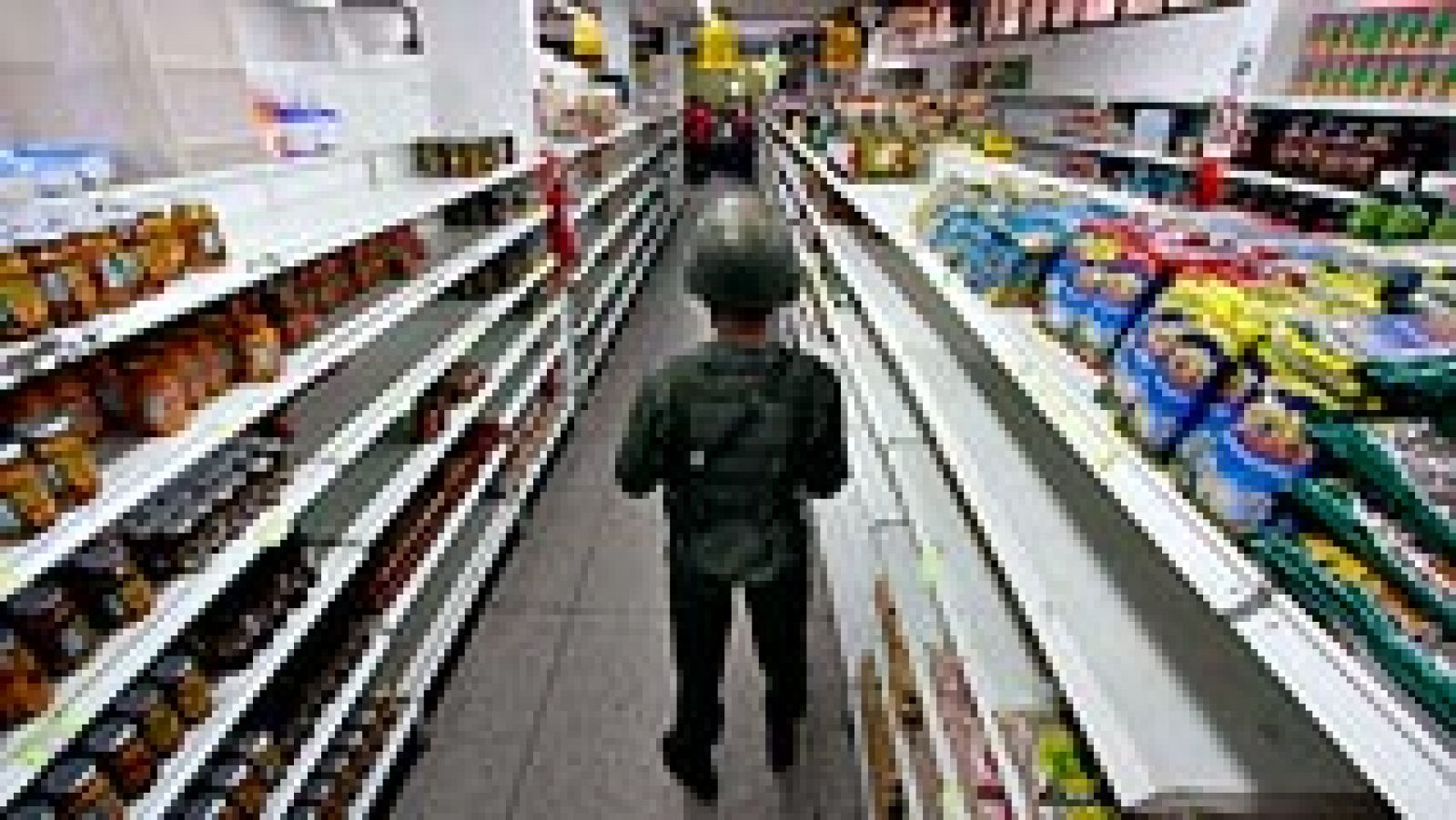 Telediario 1: Venezuela ha decretado el estado de emergencia económica para afrontar la crisis; en la imagen, un soldado custodia un supermercado en San Antonio de Tachira | RTVE Play
