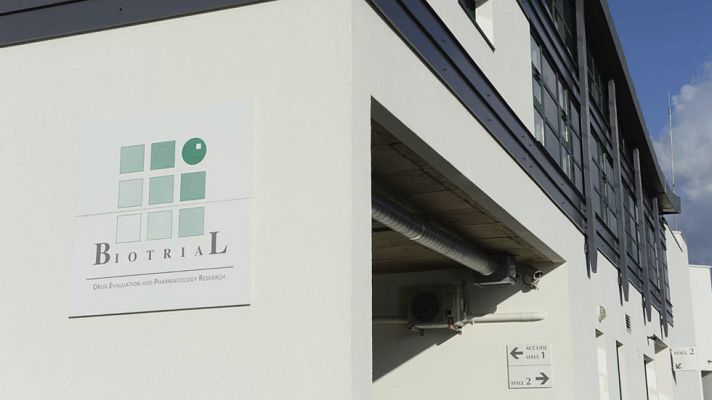 Telediario 1 - Una persona sufre muerte cerebral y otras cinco están en estado grave a raíz de un ensayo clínico en Francia