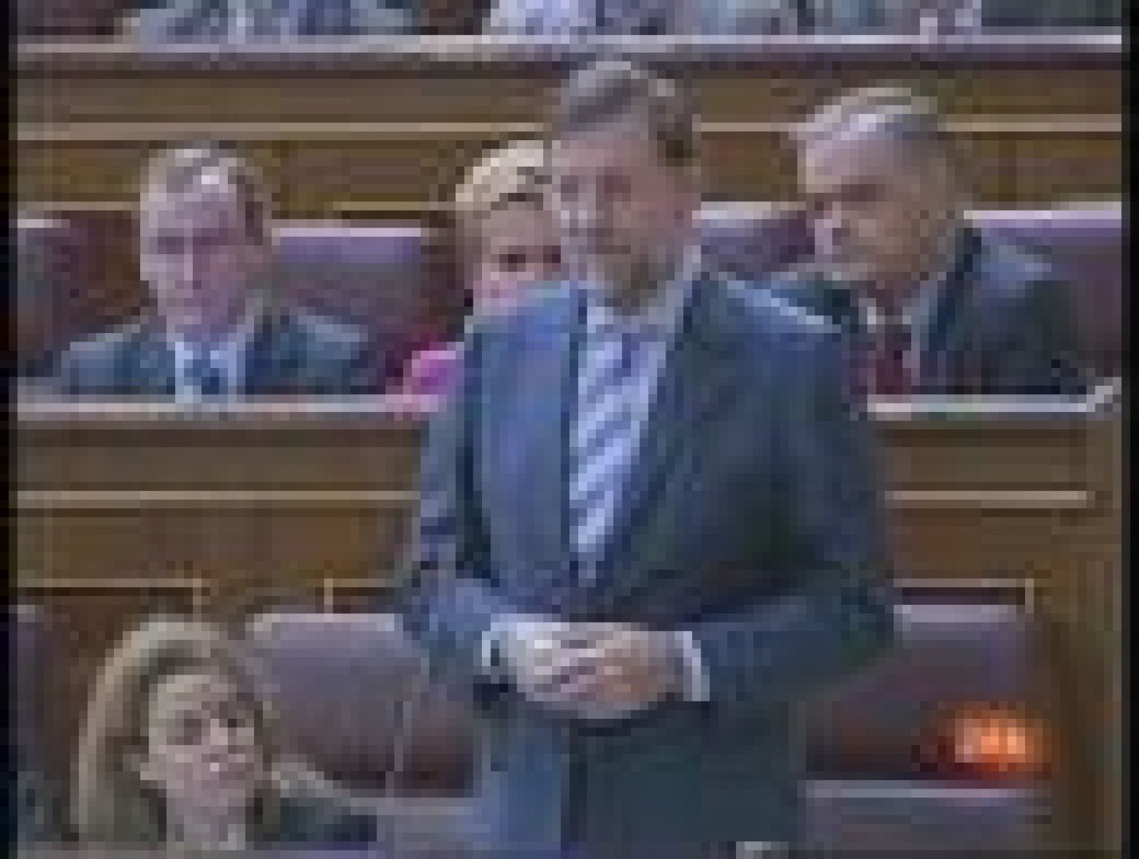 Rajoy pide a Zapatero que retire los Presupuestos y el presidente del Gobierno defiende su validez.