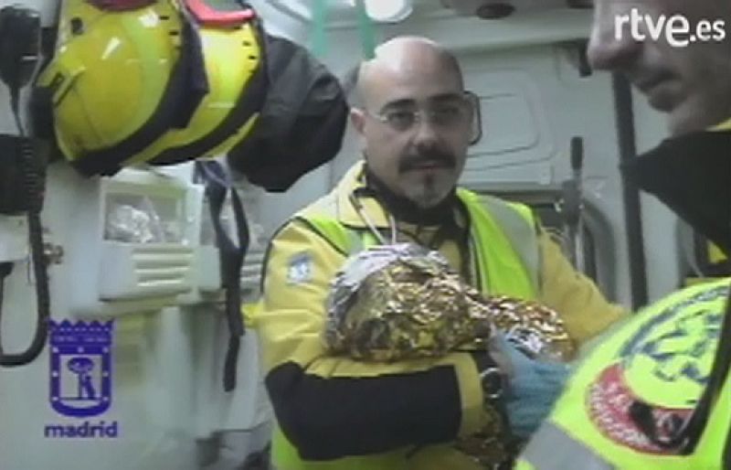 Una mujer española, de 43 años, ha dado a luz en un banco público, en plena calle, en el barrio madrileño de Vallecas.