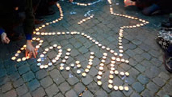 Telediario 1 - En Barcelona una treintena de músicos despiden a David Bowie