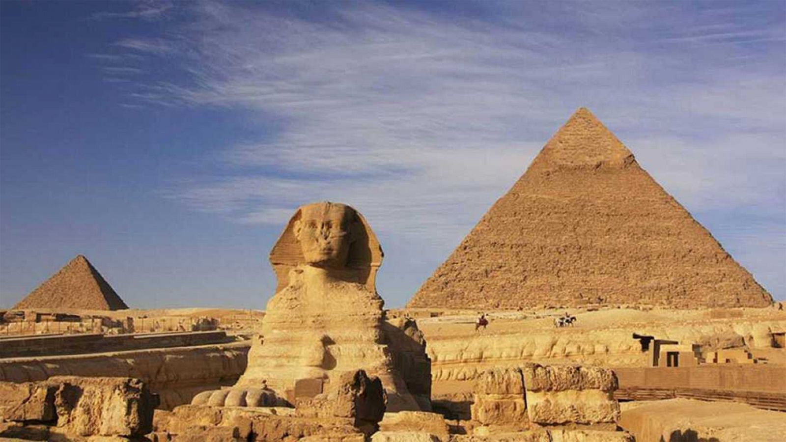 Un grupo de expertos egipcios ha descubierto unas partículas de energía en el interior de la pirámide de Keops, en Guiza, a las afueras de El Cairo, que podrían ayudar a explicar el sistema de construcción y desvelar más secretos de estos mausoleos de 4.500 años de antigüedad.