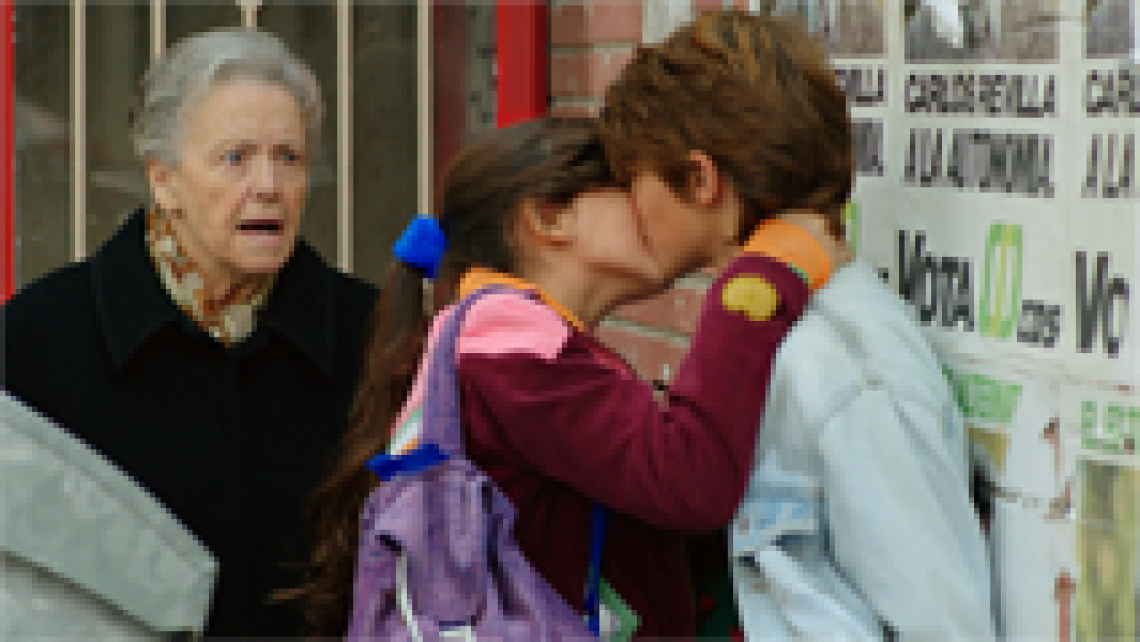 María besa a Gonzalo