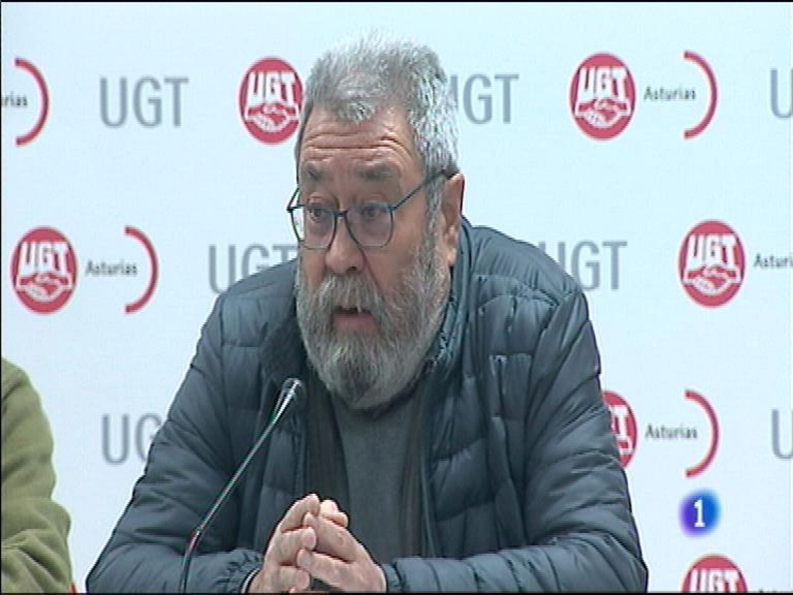  El secretario general de la UGT, Cándido Méndez, analizó esta mañana en Oviedo el resultado de las elecciones sindicales en Asturias, que ganó su sindicato por amplia mayoría. Sobre la situación política, reclamó acuerdos para un gobierno estable que evite unas nuevas elecciones. Los trabajadores de la empresa Gijón Fabril han comenzado hoy una ronda de contactos con instituciones y representante políticos, tras anunciarles la dirección la liquidación de la empresa. Intentan evitar el despido de sus 48 trabajadores. Se encierran para evitar el traslado de la maquinaria.