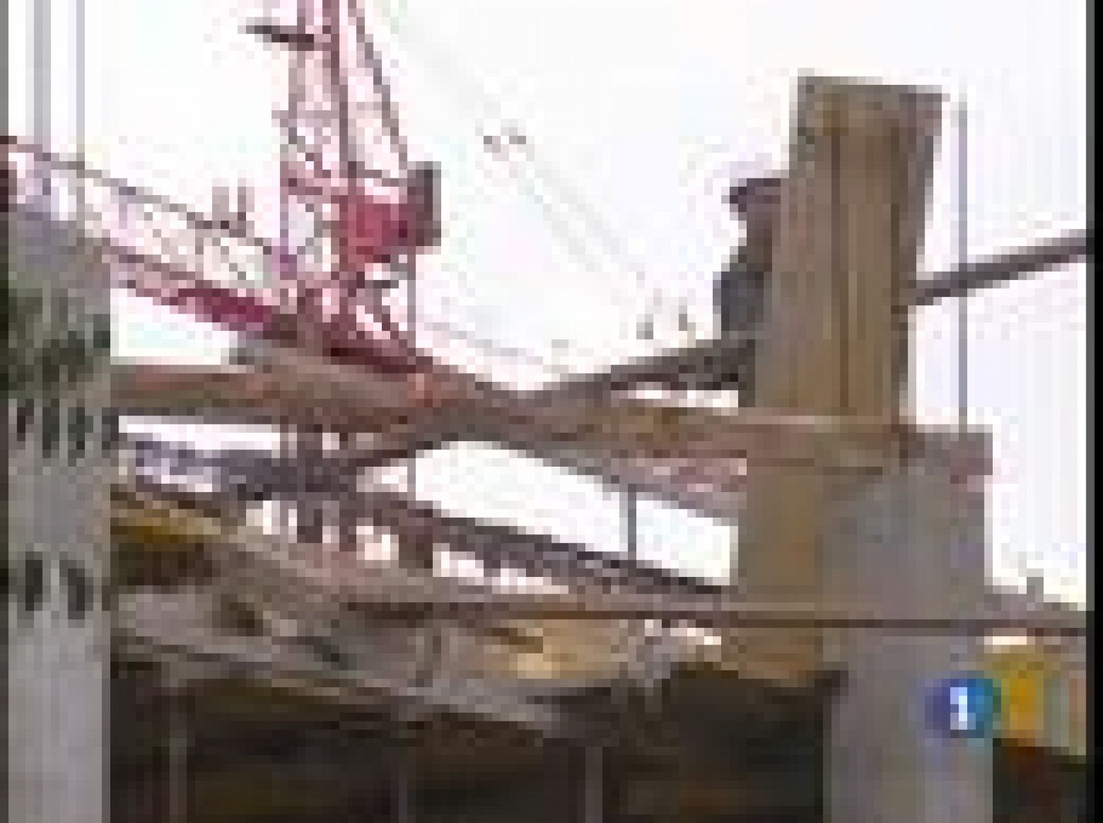   El desplome del consumo familiar y de la inversión empresarial son las principales causas que explican el retroceso de la economía española en el tercer trimestre del año. El aumento del paro en el último año, con la destrucción de casi 146 mil empleos, hace que las familias tengan menos dinero para comprar. También gastan menos las empresas,  y sigue cayendo la construcción. La contribución más positiva para la economía ahora es la de la inversión pública y la del sector exterior.