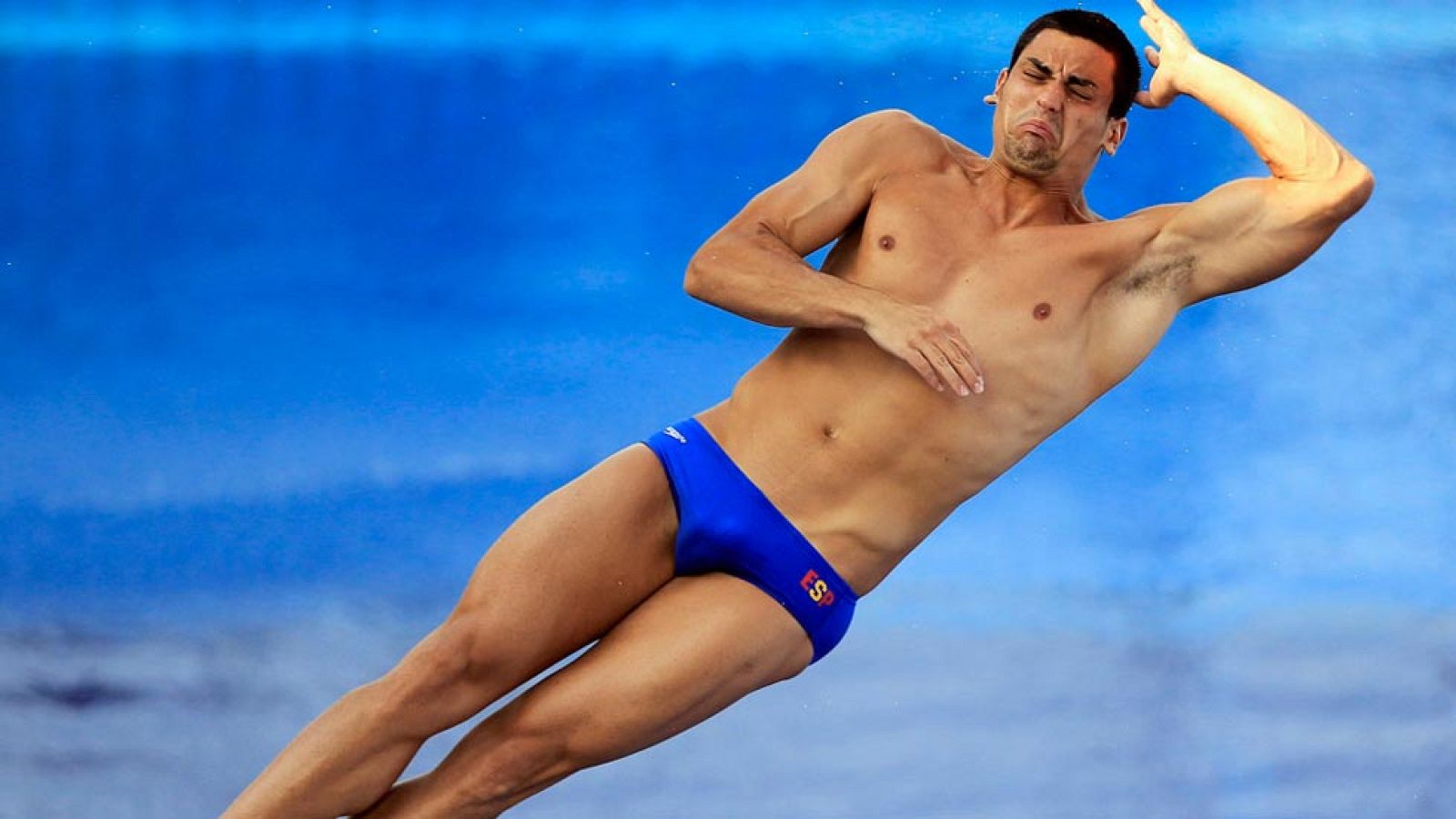 El saltador Javier Illana busca sus cuartos Juegos Olímpicos mientras lucha contra el dolor que le produce la espondilitis anquilosante que sufre, una enfermedad degenerativa que podría acabar pararizándole.