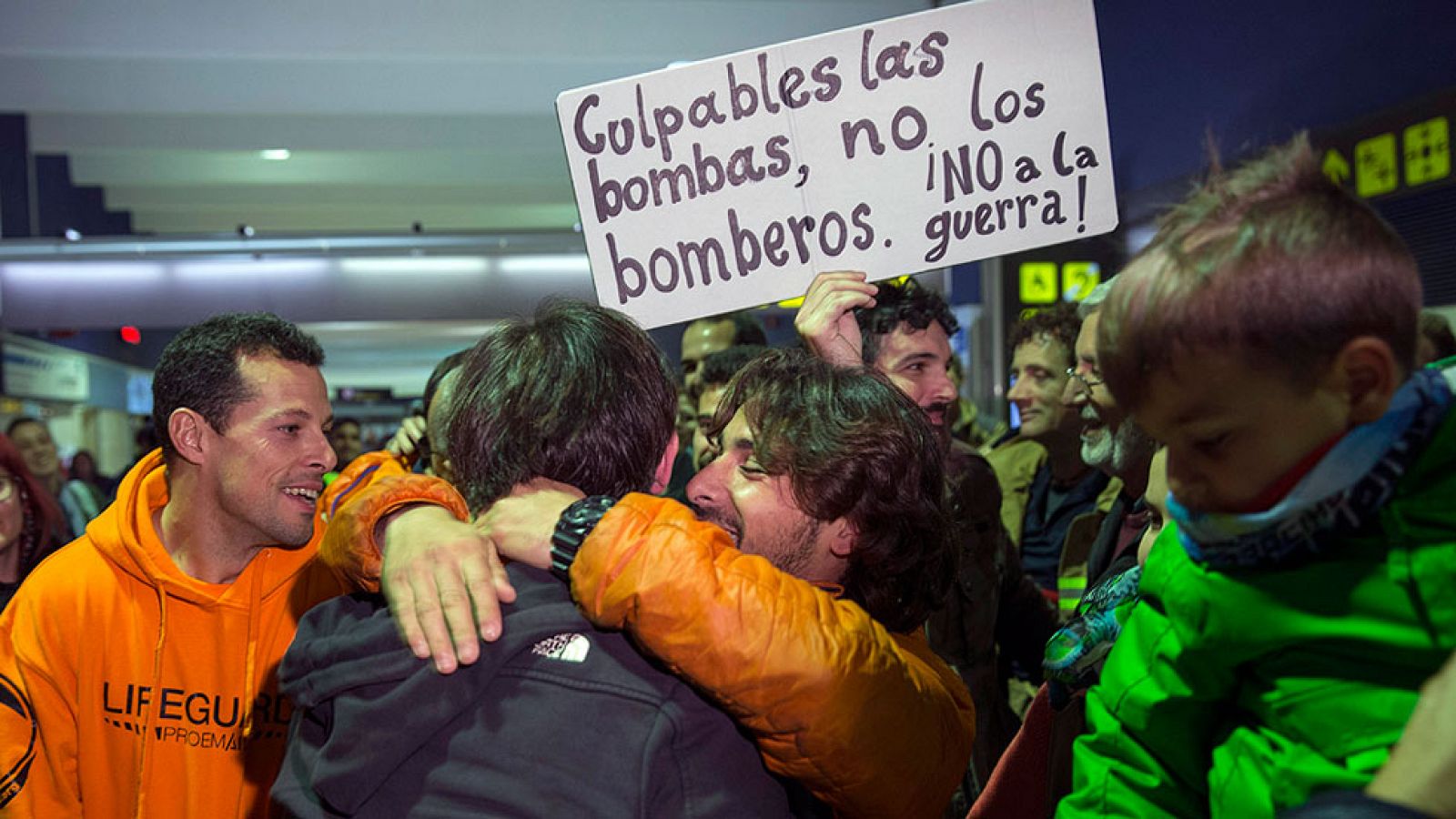 Familiares y compañeros reciben como "héroes" a los tres bomberos detenidos en Lesbos