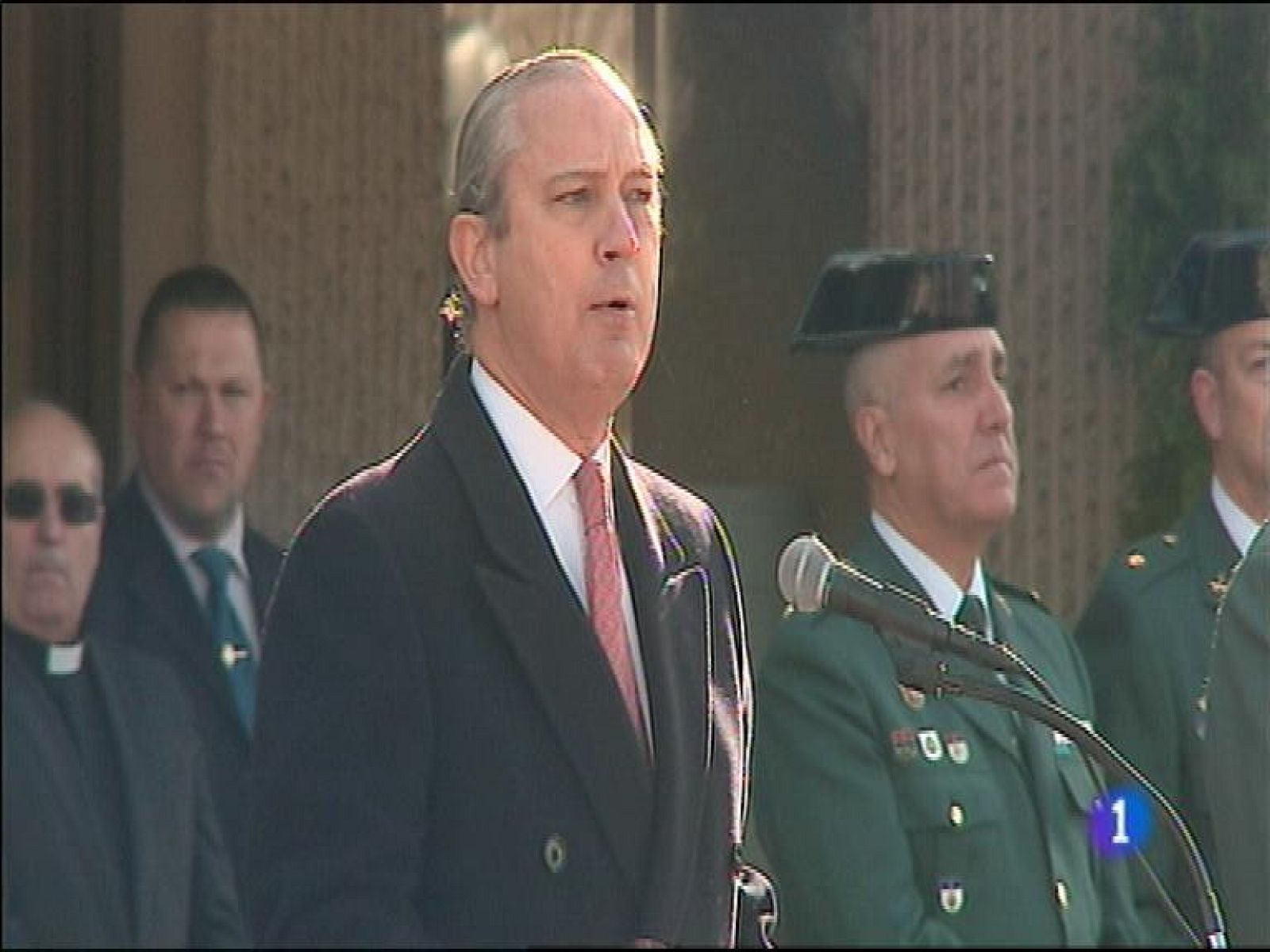  El director general de la Guardia Civil dice en Oviedo que la constitución no debería ser modificada sin el consenso de todos los implicados. Antonio González de Mesa ha presidido esta mañana la toma de posesión del nuevo coronel jefe de la Benemérita en Asturias.Divulgar la relación cada vez más estrecha entre la impresión en tres dimensiones y la cirugía. Eso es lo que pretende la Universidad de Oviedo con la exposición denominada "Cirugía e ingeniería. Aprender a operar y a diseñar", que ayer quedó abierta en la sala Laudeo Centro Cultural de la capital asturiana