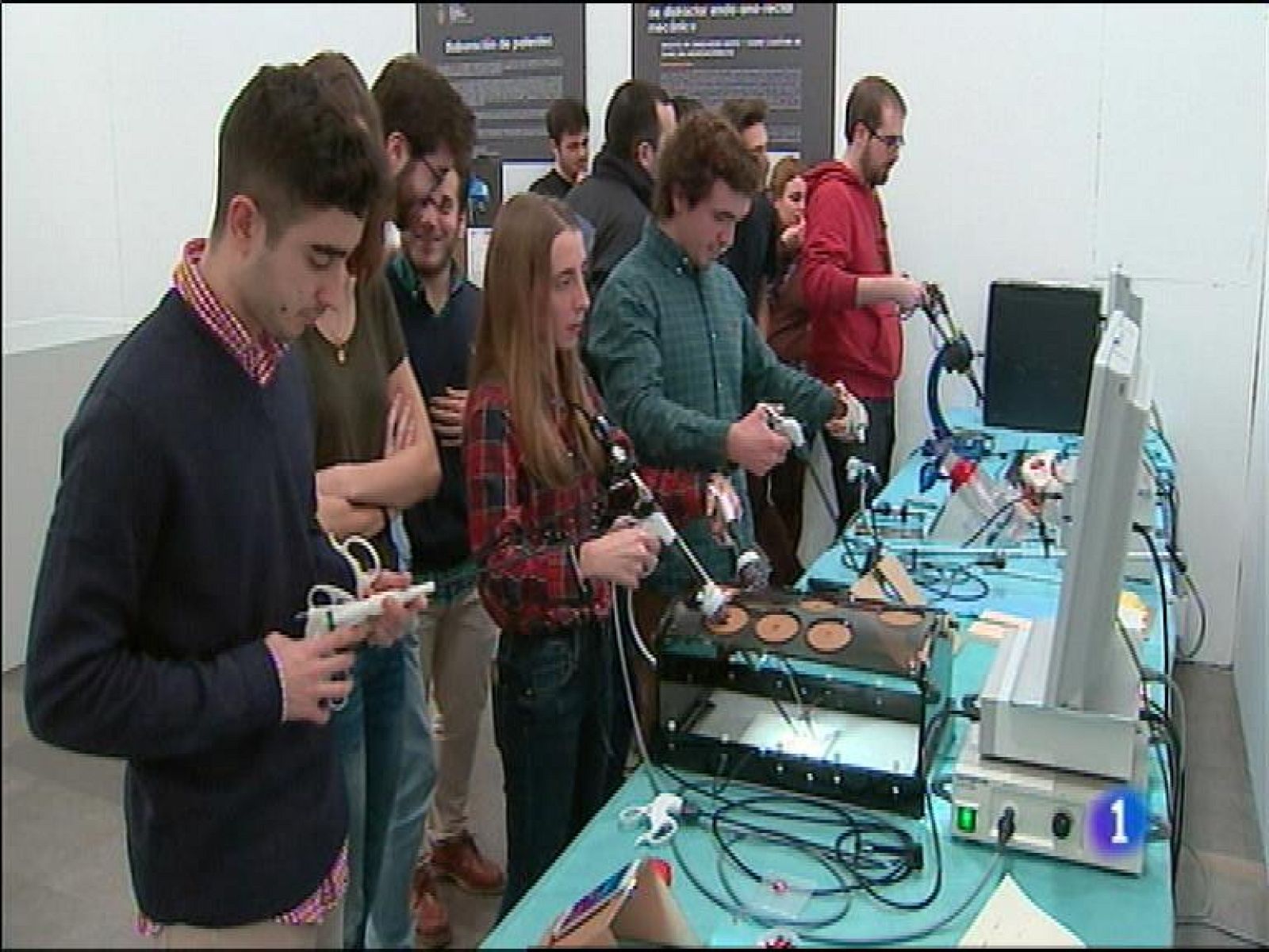  El director general de la Guardia Civil dice en Oviedo que la constitución no debería ser modificada sin el consenso de todos los implicados. Antonio González de Mesa ha presidido esta mañana la toma de posesión del nuevo coronel jefe de la Benemérita en Asturias.Divulgar la relación cada vez más estrecha entre la impresión en tres dimensiones y la cirugía. Eso es lo que pretende la Universidad de Oviedo con la exposición denominada "Cirugía e ingeniería. Aprender a operar y a diseñar", que ayer quedó abierta en la sala Laudeo Centro Cultural de la capital asturiana