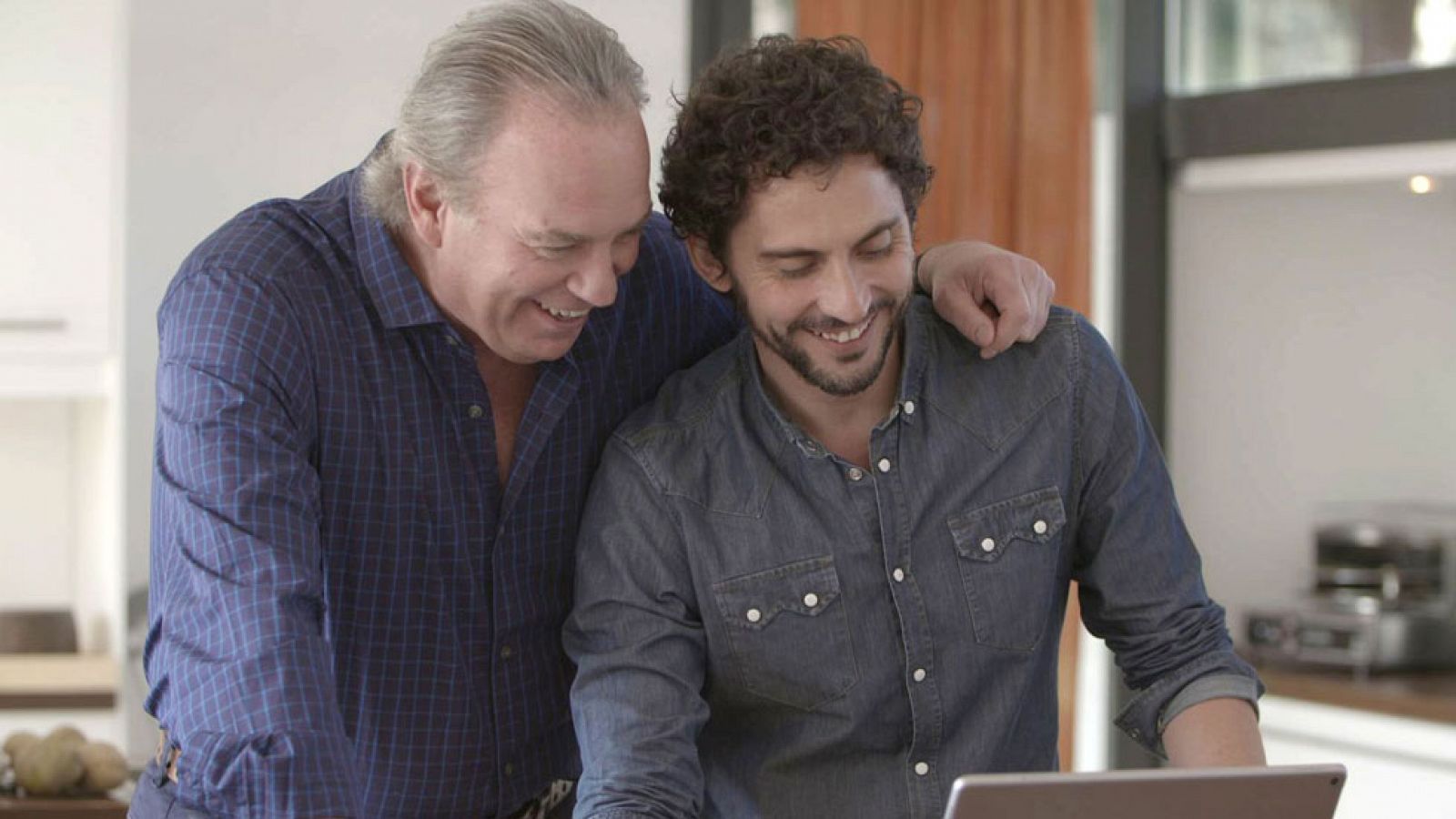 Paco León y Bertín Osborne cocinan bajo las órdenes de Carmina