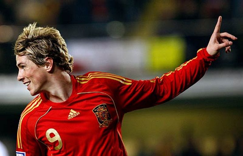 Fernando Torres ha regresado a la selección tras su lesión y ha marcado el segundo tanto ante Chile. El delantero se ha mostrado ilusionado de volver a vestir la elástica roja, y además llevar el brazalete de capitán.