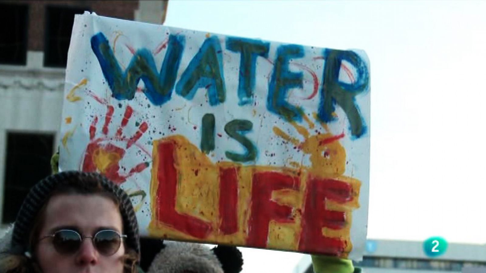 La 2 Noticias: Crisis del agua en Flint :18 meses bebiendo agua envenenada | RTVE Play