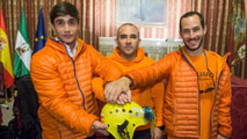 Los tres bomberos que fueron arrestados en Lesbos regresan a España y relatan su experiencia rescatando refugiados