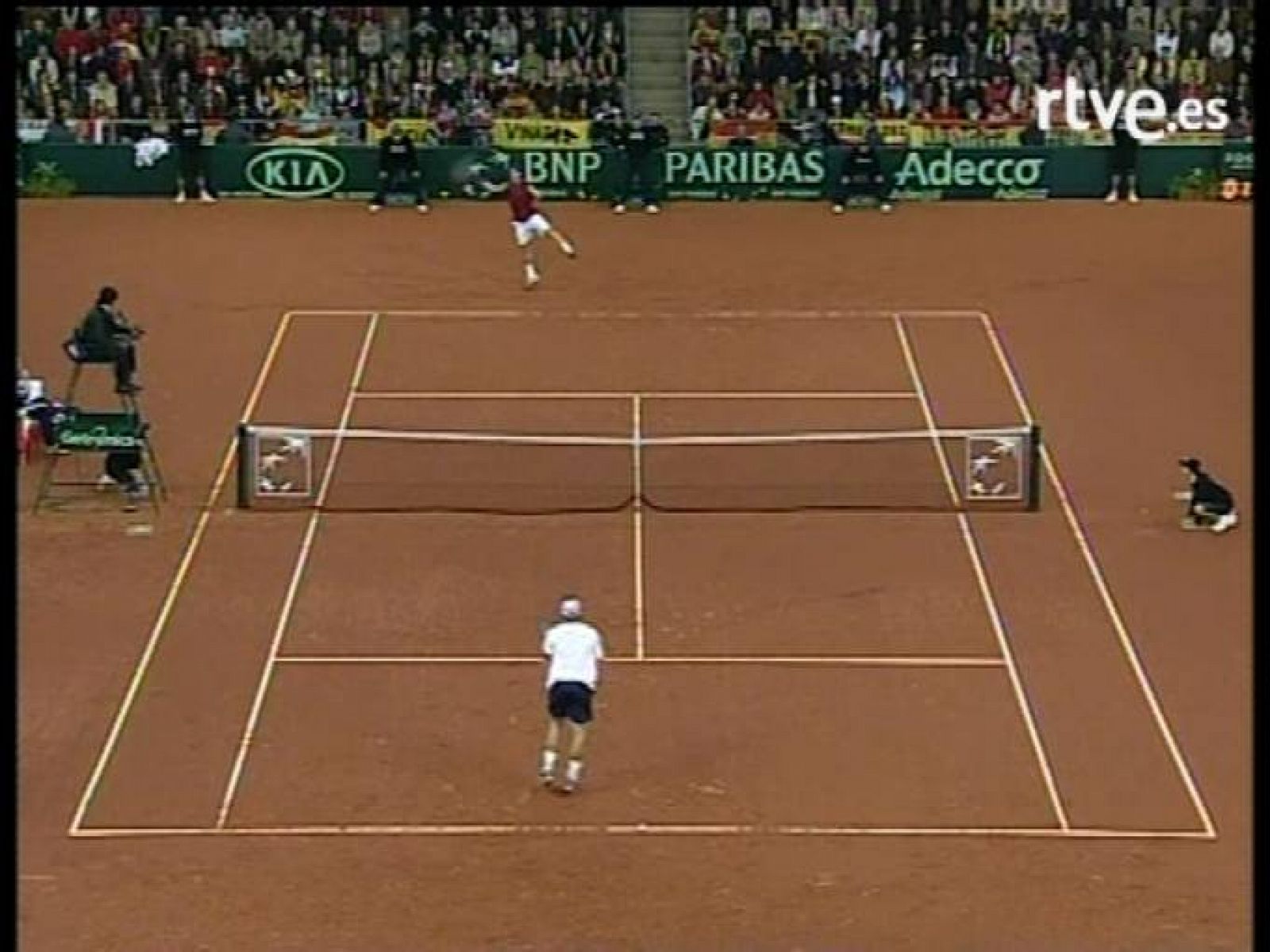 Copa Davis 2004: En el cuarto partido de la final, Carles Moya vence a Roddick y da el triunfo a España