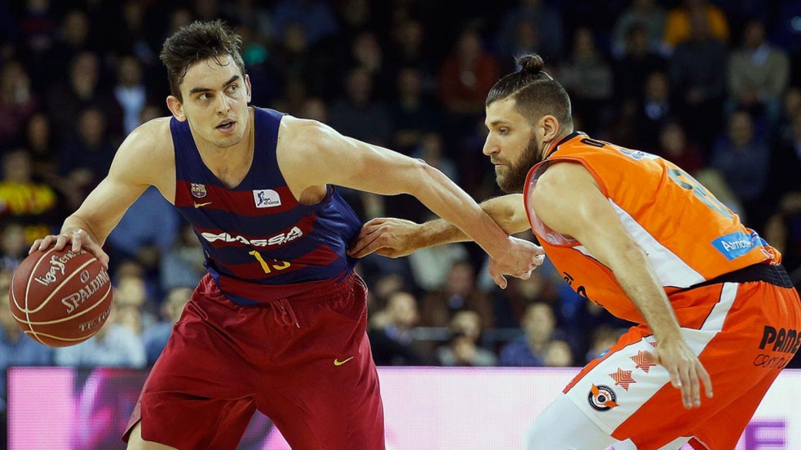 El Valencia Basket ha finalizado la primera vuelta de la liga Endesa invicto tras sumar su décimo séptima victoria consecutiva en el Palau Blaugrana derrotando, tras una prórroga, al Barcelona Lassa por 91-94, en la que ha sido la segunda derrota liguera azulgrana de la temporada.