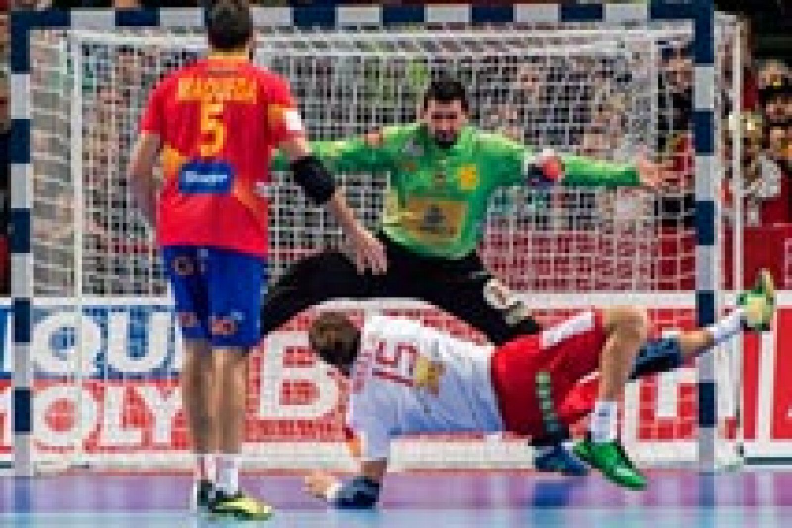 La selección española de balonmano dio un paso atrás en el camino hacia las semifinales del Europeo, y deberá ganar a Hungría y Rusia para poder pelear por las medallas, tras perder este domingo por 23-27 ante Dinamarca, en un encuentro en el que el conjunto español se desplomó por completo en la segunda mitad.