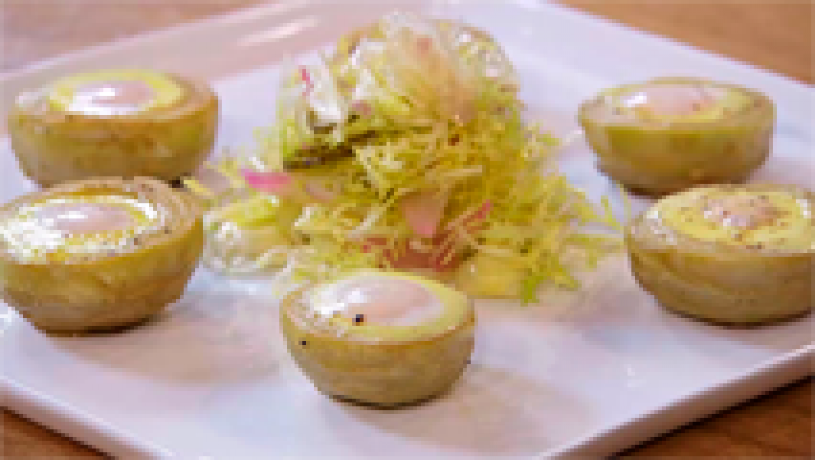 Alcachofas con huevos de codorniz 