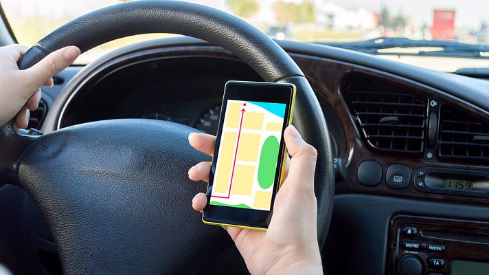 Telediario 1 - Tráfico planea colocar cámaras para vigilar el uso del móvil y del cinturón