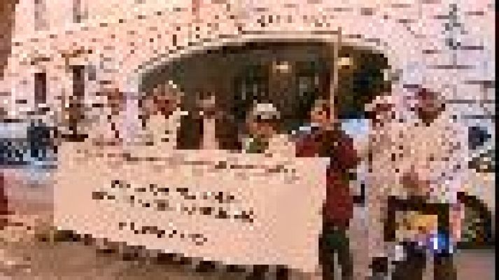 Informatiu Balear - Jubilats protesten davant l'agència tributària de Palma contra l'advocada de l'Estat