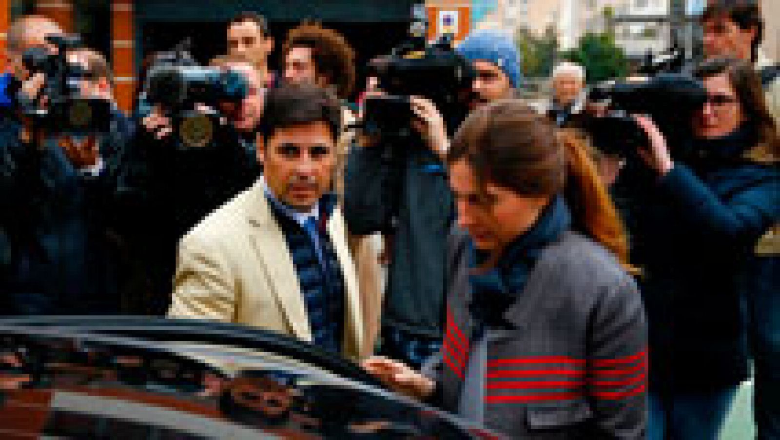 Telediario 1: El fiscal no tomará medidas contra Fran Rivera por torear con su hija una vaquilla | RTVE Play