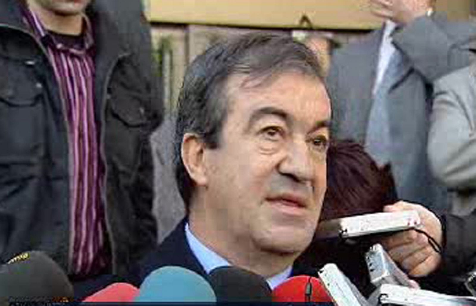  La subida de Sacyr hoy en bolsa contrasta con la brusca caída que sufrieron sus acciones en febrero pasado. La constructora cree que esa caída se debió al envío masivo de un mensaje que hablaba de una falsa quiebra y que, según la empresa, habría salido del móvil de Francisco Álvarez Cascos. El ex-vicepresidente del Gobierno ha negado hoy ante el juez haber escrito el mensaje.