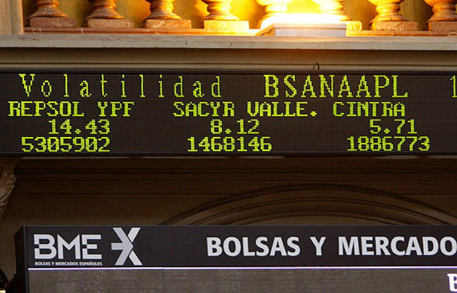 La compañía Sacyr Vallehermoso ha registrado las mayores subidas en la Bolsa de Madrid, al apuntarse un 15%. El Ibex, por su parte, ha cerrado con pérdidas del 0,18% y se ha quedado a las puertas de los 8.000 puntos.