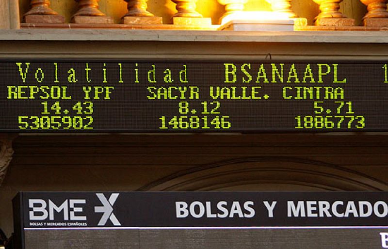 La compañía Sacyr Vallehermoso ha registrado las mayores subidas en la Bolsa de Madrid, al apuntarse un 15%. El Ibex, por su parte, ha cerrado con pérdidas del 0,18% y se ha quedado a las puertas de los 8.000 puntos.