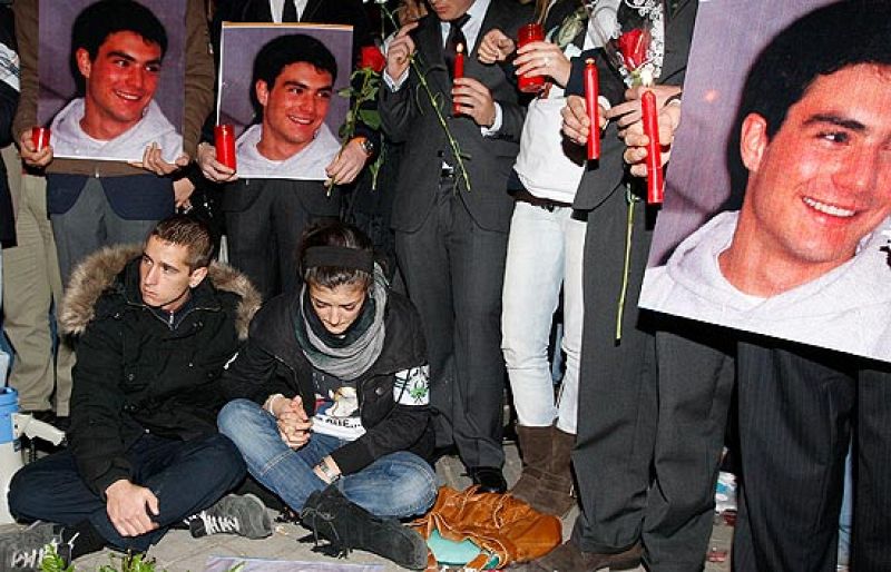  Protestas por la muerte de Ussía ante el Balcon de Rosales