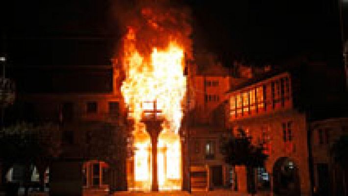 Telediario 1 - Un incendio arrasa un edificio del centro histórico de Pontevedra