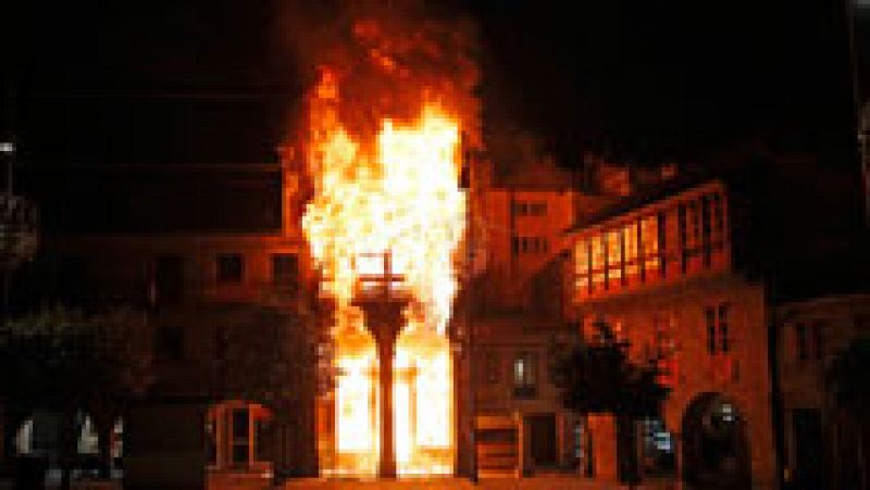  Un incendio arrasa un edificio del centro histórico de Pontevedra