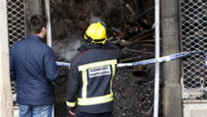 Un fuego provocado por un cortocircuito arrasa un edificio del casco histórico de Pontevedra