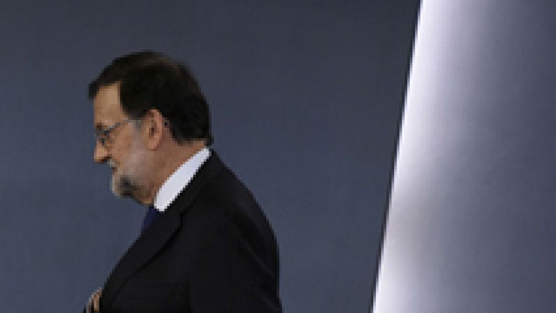 El presidente del Gobierno en funciones y líder del PP, Mariano Rajoy, ha anunciado que el jefe del Estado no le "ha ofrecido" presentarse a la investidura, como sí hizo hace once días, pero aseguró que su opción "sigue adelante" y que no renuncia a 