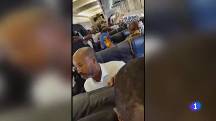 Telediario 1 - Un hombre se hace estallar en un avión en Somalia y obliga a un aterrizaje de emergencia