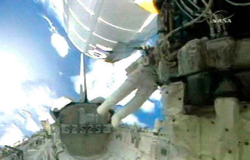 Tercer paseo espacial de los astronautas del Endeavour