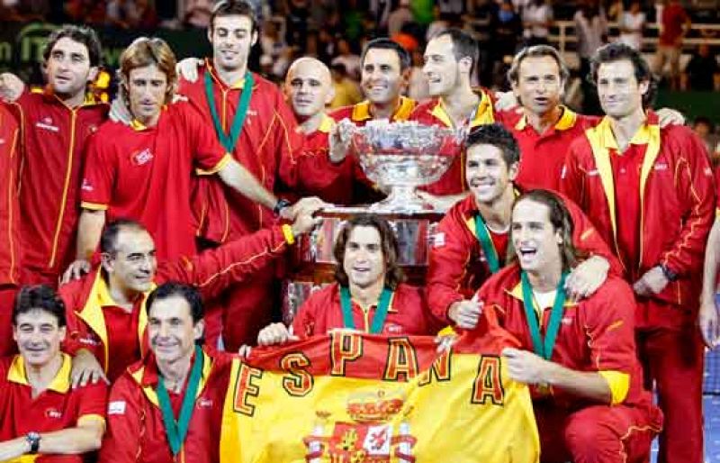 Feliciano López ha sido el revulsivo que Espña necesitaba para creérselo y conquistar la Davis, y es que el toledano está hecho todo un torero. Miren que pases les da a Vicario, Granollers, Verdasco y Ferrer.