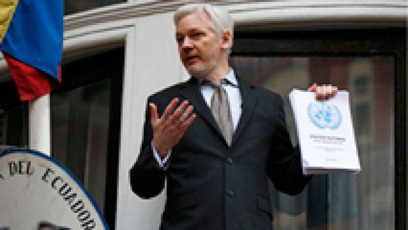 El fundador de WikiLeaks, el australiano Julian Assange, ha calificado de "victoria histórica" la decisión de la ONU que condena su detención de más de cinco años en Londres, en un mensaje desde el balcón de la embajada de Ecuador, donde está refugia