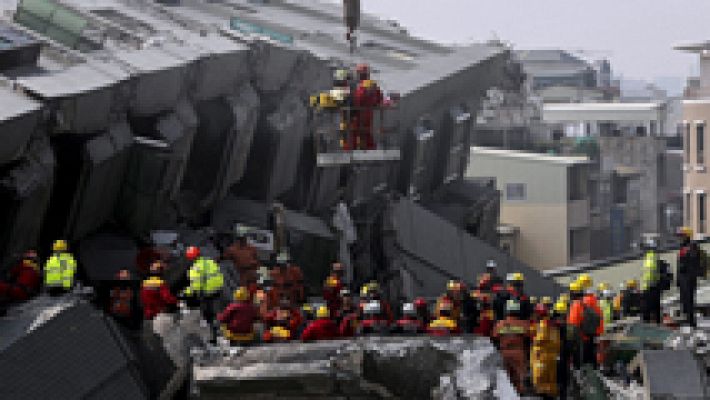 Al menos ocho muertos por el derrumbe de edificios tras un terremoto en Taiwán