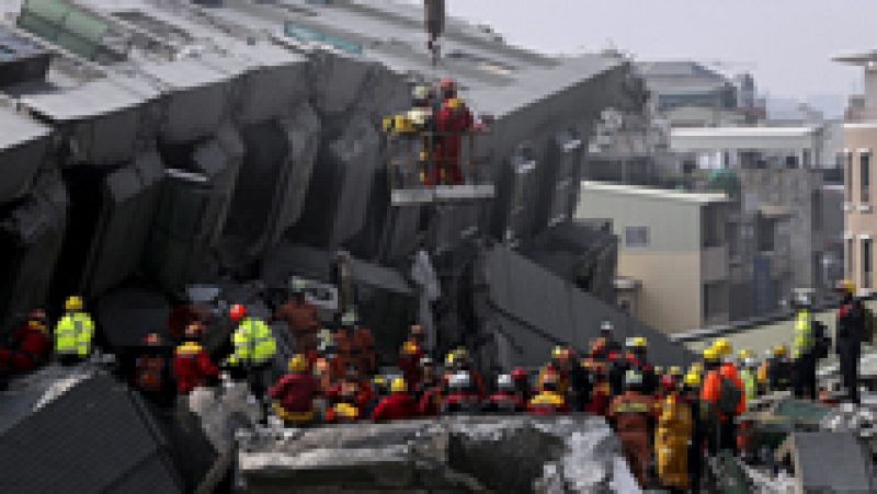 Al menos siete muertos por el derrumbe de edificios tras un terremoto en Taiwán