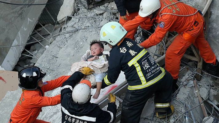 Telediario 1 - Buscan supervivientes tras un fuerte terremoto en Taiwán