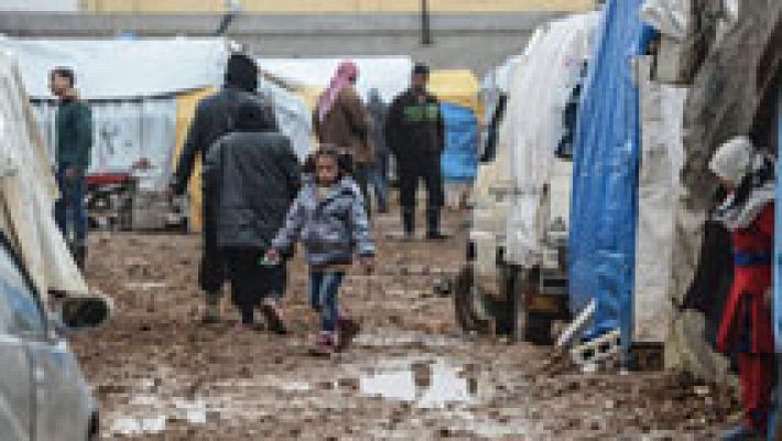Miles de sirios se concentran en la frontera turca