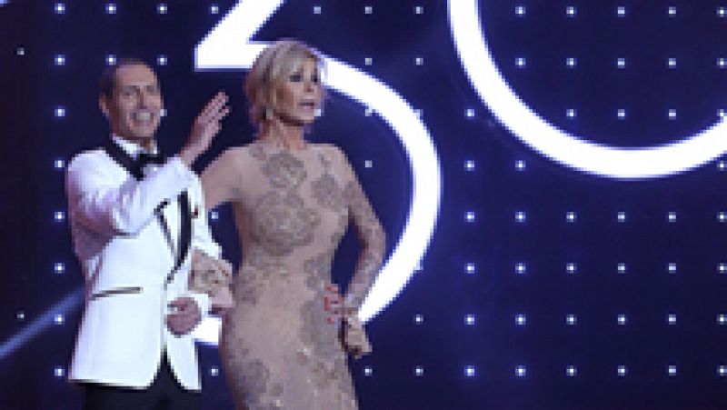 Los actores Bibi Andersen y Manuel Bandera, durante el número musical inicial de la ceremonia de la 30 edición de los Premios Goya, que entrega la Academia de Cine, esta noche en el Hotel Auditorium de Madrid