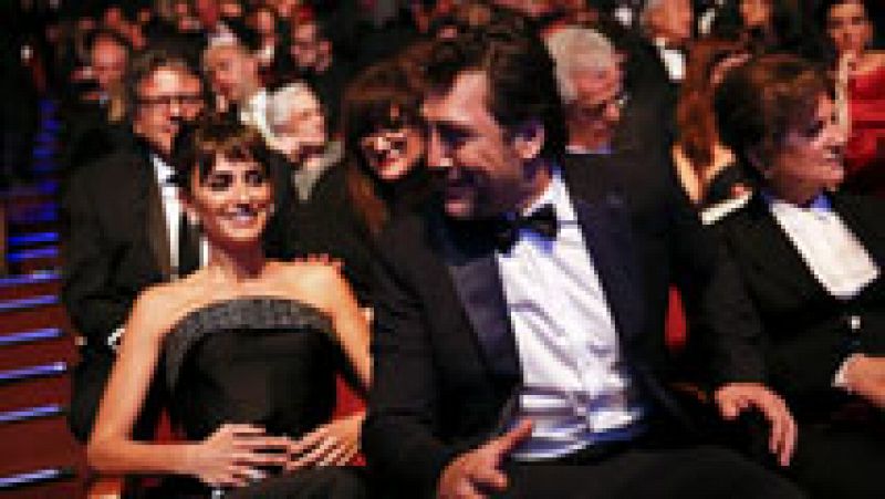 Premios goya: dani rovira bromea con penélope cruz y javier bardem  | rtve play